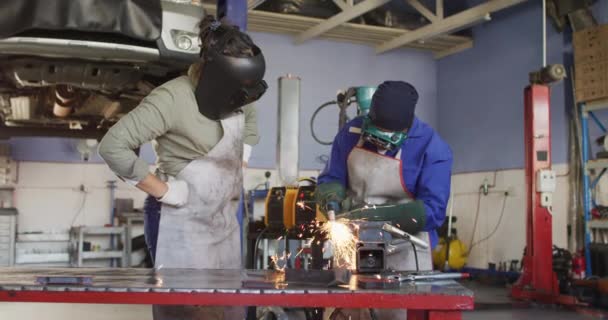 Vídeo Dois Carros Femininos Diversificados Mecânica Soldagem Usando Moedor Oficina — Vídeo de Stock