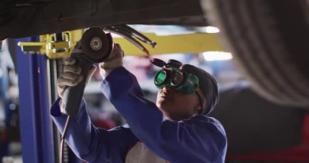 Wideo Afrcian Amerykański Mechanik Samochodowy Pomocą Szlifierki Praca Warsztacie Samochodowym — Wideo stockowe