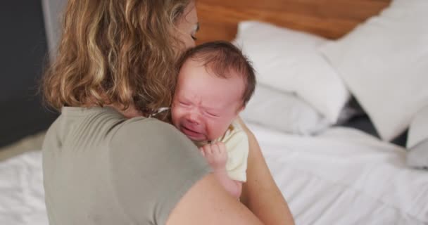 Відео Щасливої Білої Матері Обіймає Новонародженого Материнство Батьківське Кохання Догляд — стокове відео