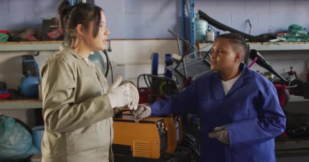Nagranie Dwóch Różnych Kobiet Mechaników Samochodowych Mówiących Praca Warsztacie Samochodowym — Wideo stockowe