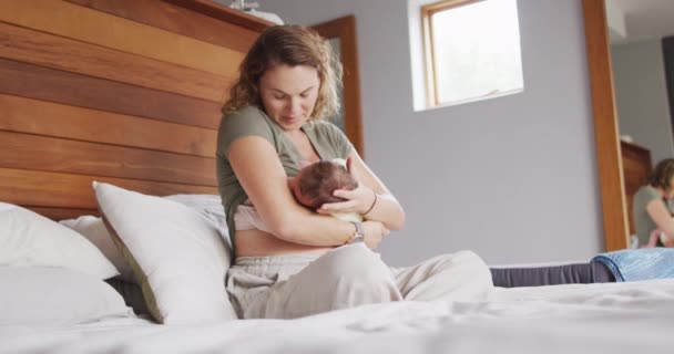 Відео Щасливої Білої Матері Годує Новонародженого Ліжку Материнство Батьківське Кохання — стокове відео