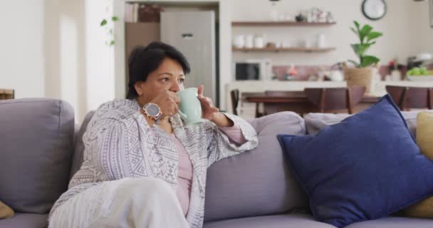 Asiática Mujer Mayor Bebiendo Café Sentado Sofá Casa Estilo Vida — Vídeos de Stock