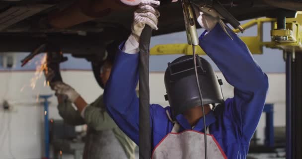 Vídeo Afro Americano Carro Feminino Mecânico Carro Solda Trabalhando Oficina — Vídeo de Stock