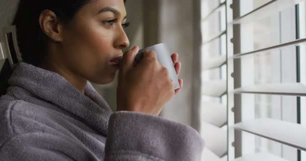 Βίντεο Της Γυναίκας Σχοινί Τον Καφέ Κοιτάζει Έξω Από Παράθυρο — Αρχείο Βίντεο