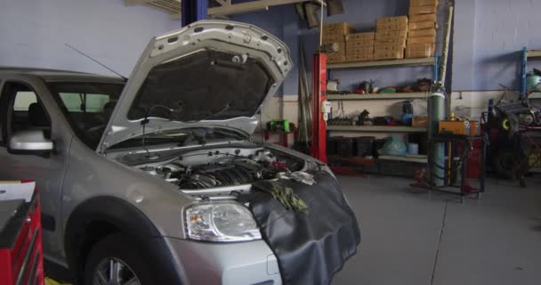 Video Coche Con Capucha Abierta Taller Reparación Coches Trabajo Taller — Vídeo de stock