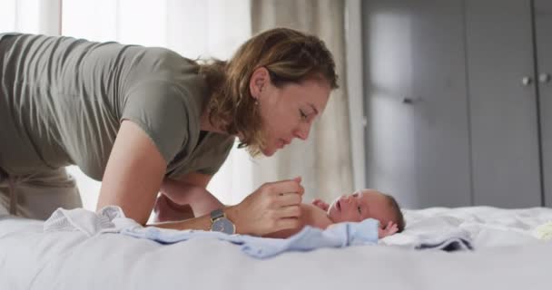 Video Bagian Tengah Ibu Kaukasia Mencium Dan Mengubah Bayi Yang — Stok Video