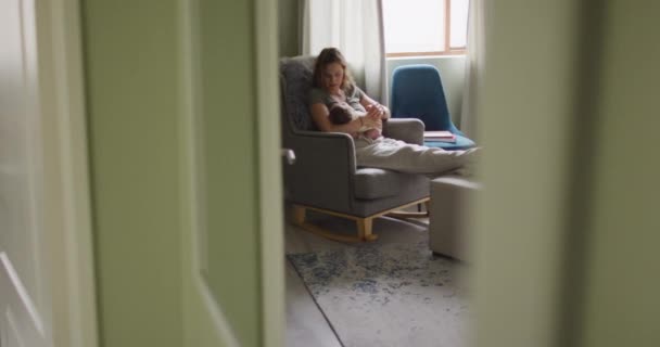 Yeni Doğmuş Bebeği Koltukta Besleyen Mutlu Beyaz Bir Annenin Videosu — Stok video