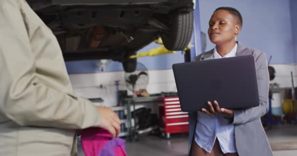 Video Dos Mujeres Diversas Mecánico Automóviles Dueño Negocios Hablando Trabajo — Vídeo de stock