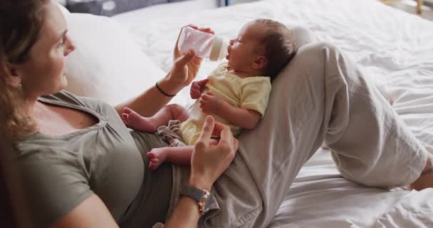 Vídeo Mãe Caucasiana Feliz Alimentando Bebê Recém Nascido Com Mamadeira — Vídeo de Stock