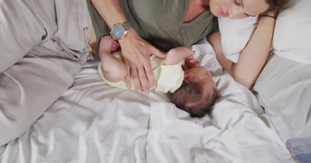 Відео Щасливої Білої Матері Яка Грає Ліжку Новонародженою Дитиною Материнство — стокове відео
