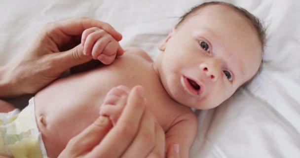 Vídeo Mãos Mãe Caucasiana Cuidando Bebê Recém Nascido Maternidade Amor — Vídeo de Stock
