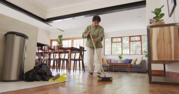 Asian Senior Woman Cleaning Floor Living Room Home Retirement Lifestyle — ストック動画