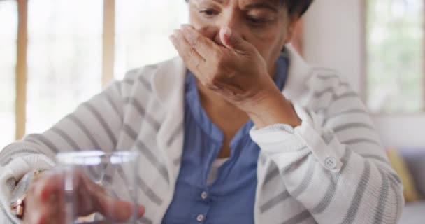 Primer Plano Mujer Mayor Asiática Que Toma Medicamentos Casa Estilo — Vídeo de stock