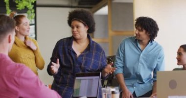 Ofisteki toplantıda iş tartışan çeşitli iş adamlarınız kutlu olsun. Modern bir ofiste çalışıyorum..