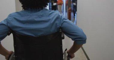 Ofiste yürüyen ve konuşan mutlu engelli ve çeşitli iş adamları. Modern bir ofiste çalışıyorum..