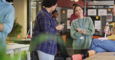 Ofisteki toplantıda iş tartışan çeşitli iş adamlarınız kutlu olsun. Modern bir ofiste çalışıyorum..