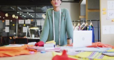 Ofiste kameraya bakan mutlu beyaz iş kadınının portresi. Modern bir ofiste çalışıyorum..