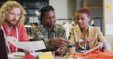 Ofisteki belgelerle ilgili tartışan mutlu iş adamları. Modern bir ofiste çalışıyorum..