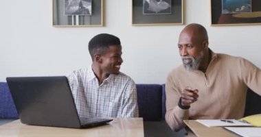 Ofiste kameraya bakan mutlu Afro-Amerikan iş adamlarının portresi. Modern bir ofiste çalışıyorum..