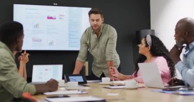 Ofisteki toplantıda iş tartışan çeşitli iş adamlarınız kutlu olsun. Modern bir ofiste çalışıyorum..