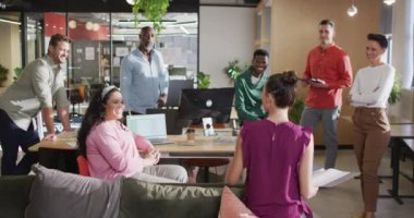 Ofisteki toplantıda iş tartışan çeşitli iş adamlarınız kutlu olsun. Modern bir ofiste çalışıyorum..