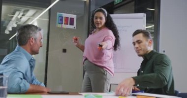 Ofisteki toplantıda iş tartışan çeşitli iş adamlarınız kutlu olsun. Modern bir ofiste çalışıyorum..