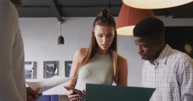 Ofisteki toplantıda iş tartışan çeşitli iş adamlarınız kutlu olsun. Modern bir ofiste çalışıyorum..