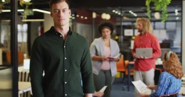 Ofiste kameraya bakan mutlu beyaz iş adamının portresi. Modern bir ofiste çalışıyorum..