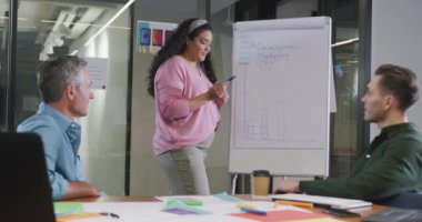 Ofisteki toplantıda iş tartışan çeşitli iş adamlarınız kutlu olsun. Modern bir ofiste çalışıyorum..