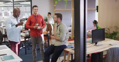 Ofisteki toplantıda iş tartışan çeşitli iş adamlarınız kutlu olsun. Modern bir ofiste çalışıyorum..