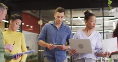 Ofisteki toplantıda iş tartışan çeşitli iş adamlarınız kutlu olsun. Modern bir ofiste çalışıyorum..