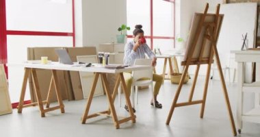 Stüdyoda kahve içen mutlu kadın tasarımcının videosu. Sanat, el sanatları, yaratıcılık, yaratım süreci ve kendi iş konseptini yürütmek.