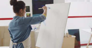 Stüdyoda iki ırklı kadın ressamın videosu. Sanat, el sanatları, yaratıcılık ve yaratılış süreci kavramı.