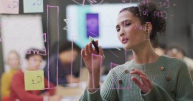 Ofisteki toplantıda iş tartışan çeşitli iş adamlarınız kutlu olsun. Modern bir ofiste çalışıyorum..