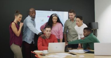 Ofisteki toplantıda iş tartışan çeşitli iş adamlarınız kutlu olsun. Modern bir ofiste çalışıyorum..