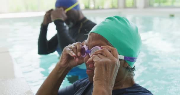 Video Happy Senior African American Couple Swimming Retirement Lifestyle Spending — 비디오