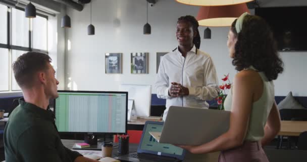 Heureux Divers Gens Affaires Discutant Travail Lors Réunion Bureau Travailler — Video