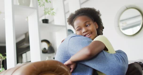 Афроамериканський Батько Дочка Розмовляють Грають Насолоджуючись Якісним Сімейним Часом Разом — стокове відео
