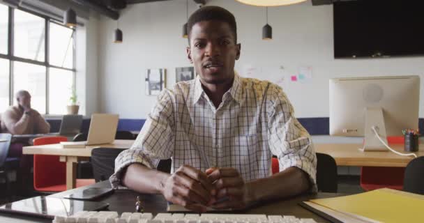 Ritratto Felice Uomo Affari Afroamericano Che Guarda Telecamera Ufficio Lavorare — Video Stock