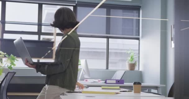 Біреальна Бізнес Леді Стоїть Столом Використовує Ноутбук Наодинці Офісі Робота — стокове відео