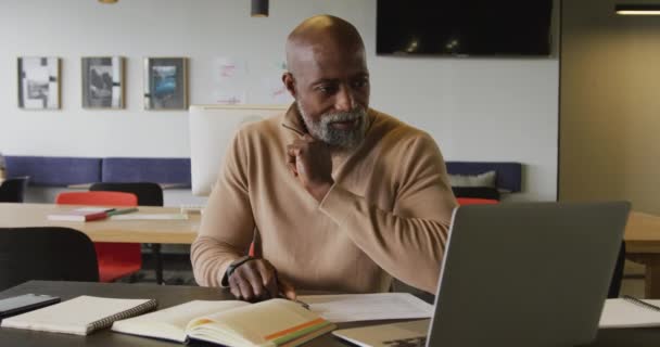 Porträt Eines Glücklichen Afrikanisch Amerikanischen Geschäftsmannes Der Büro Die Kamera — Stockvideo