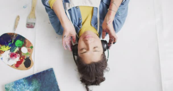 Video Biracial Female Artist Headphones Resting Studio Art Crafts Creativity — 图库视频影像