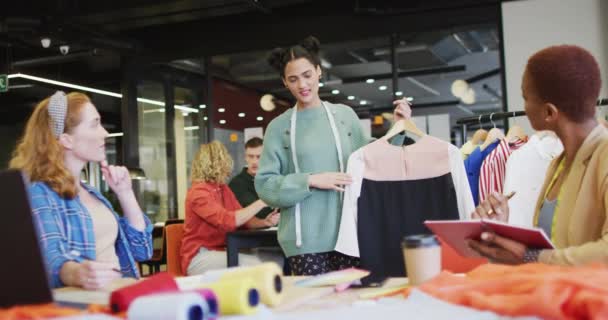 Ευτυχισμένοι Διαφορετικοί Επιχειρηματίες Συζητούν Για Δουλειά Ρούχα Στο Γραφείο Εργασία — Αρχείο Βίντεο