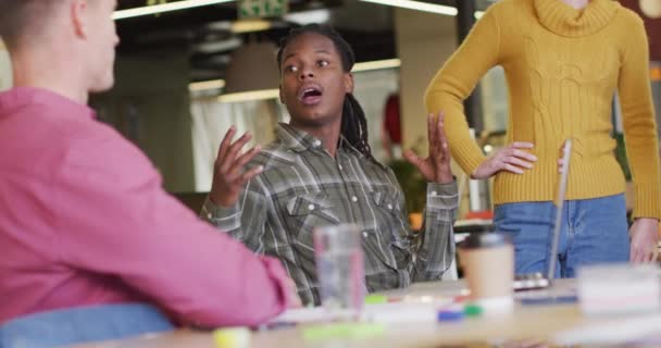 Счастливые Разнообразные Деловые Люди Обсуждают Работу Время Встречи Офисе Работа — стоковое видео