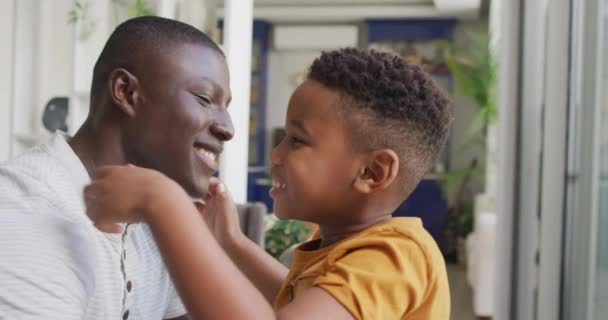 Βίντεο Χαρούμενους Αφροαμερικανούς Γονείς Και Γιους Αγκαλιάζονται Στο Σπίτι Οικογένεια — Αρχείο Βίντεο