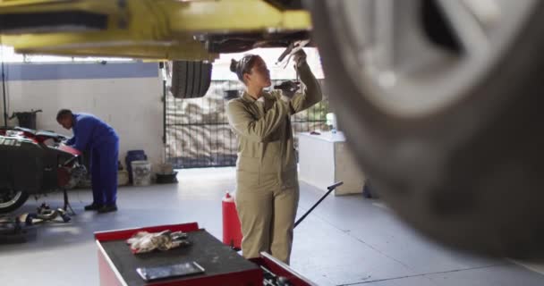 Video Biracial Female Car Mechanic Repairing Car Working Car Repair — Vídeos de Stock