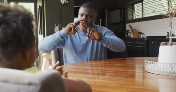 African American Father Daughter Using Sign Language Enjoying Quality Family — Vídeos de Stock