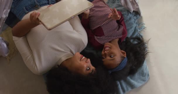 Video Feliz Madre Afroamericana Hija Usando Tableta Juntos Familia Pasar — Vídeos de Stock