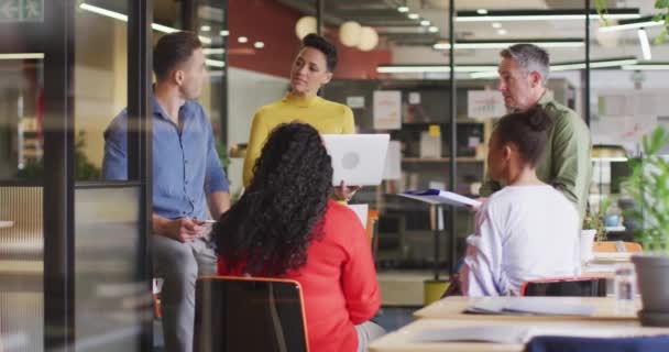 Gelukkige Diverse Zakenmensen Discussiëren Het Werk Tijdens Een Vergadering Kantoor — Stockvideo