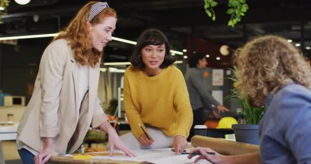 Gelukkige Diverse Zakenmensen Bespreken Werk Met Schema Kantoor Werken Een — Stockvideo